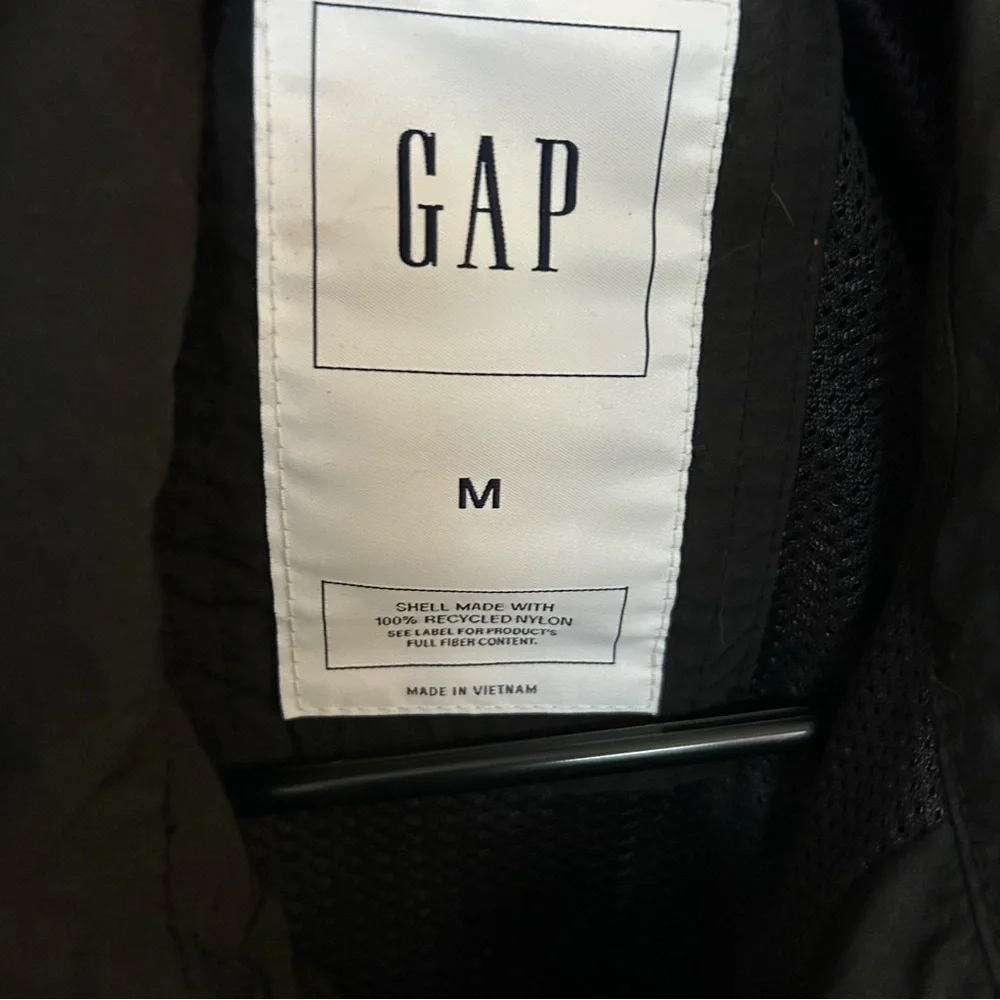 GAP Men’s Medium Wind Breaker Style Jacket in Black